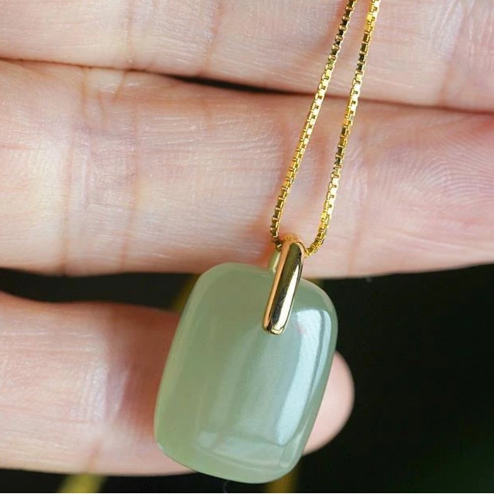 New Luxury Natural Jade Necklace for Women Inlaid Jade Pendant Temperament Girl